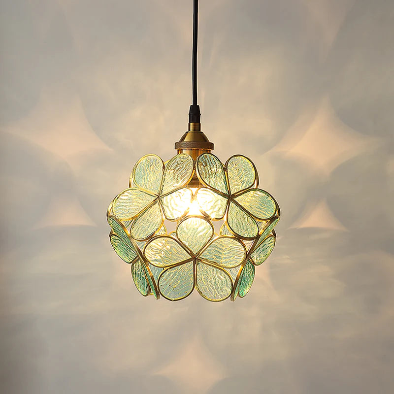 Artystyczna lampa wisząca w stylu witrażowym – kwiatowa elegancja
