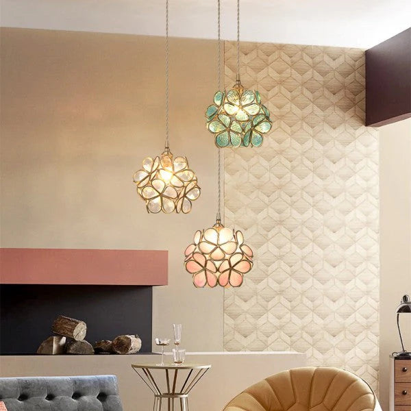 Artystyczna lampa wisząca w stylu witrażowym – kwiatowa elegancja