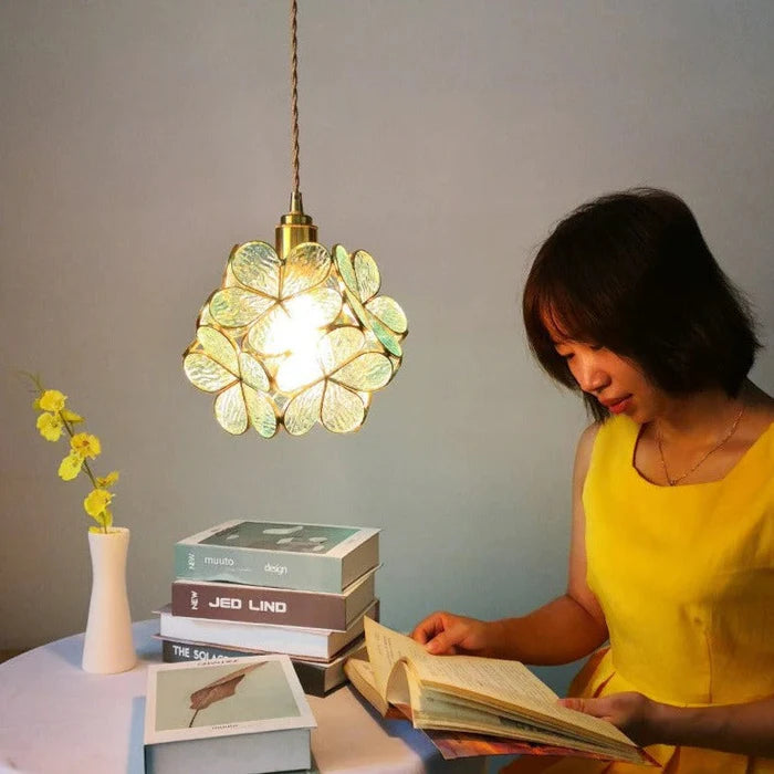 Artystyczna lampa wisząca w stylu witrażowym – kwiatowa elegancja