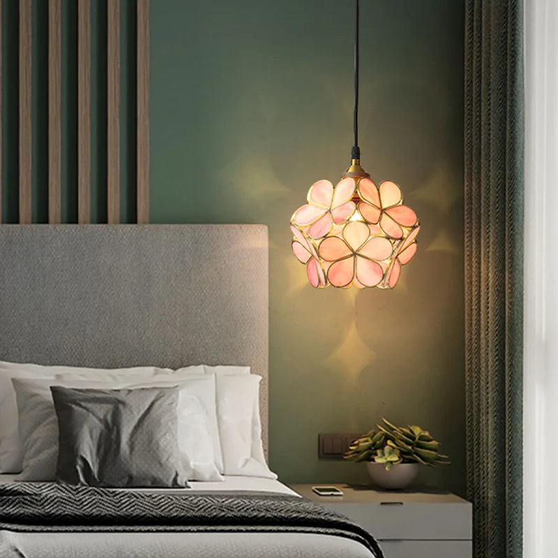 Artystyczna lampa wisząca w stylu witrażowym – kwiatowa elegancja