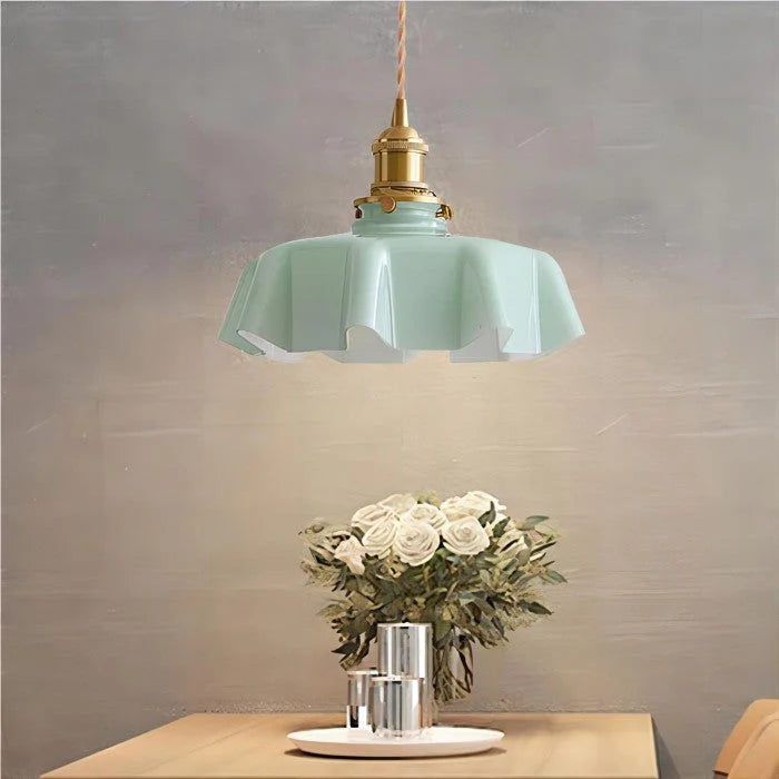 Retro lampy wiszące z kolorowymi szklanymi kloszami i mosiężnym wykończeniem