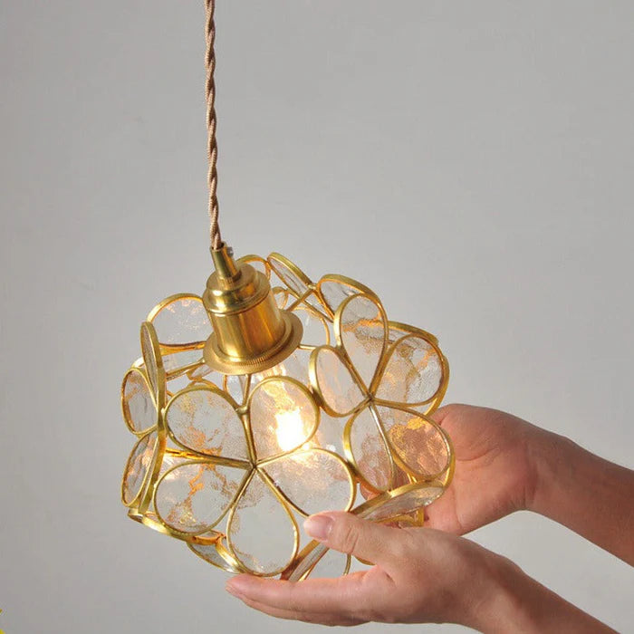 Artystyczna lampa wisząca w stylu witrażowym – kwiatowa elegancja