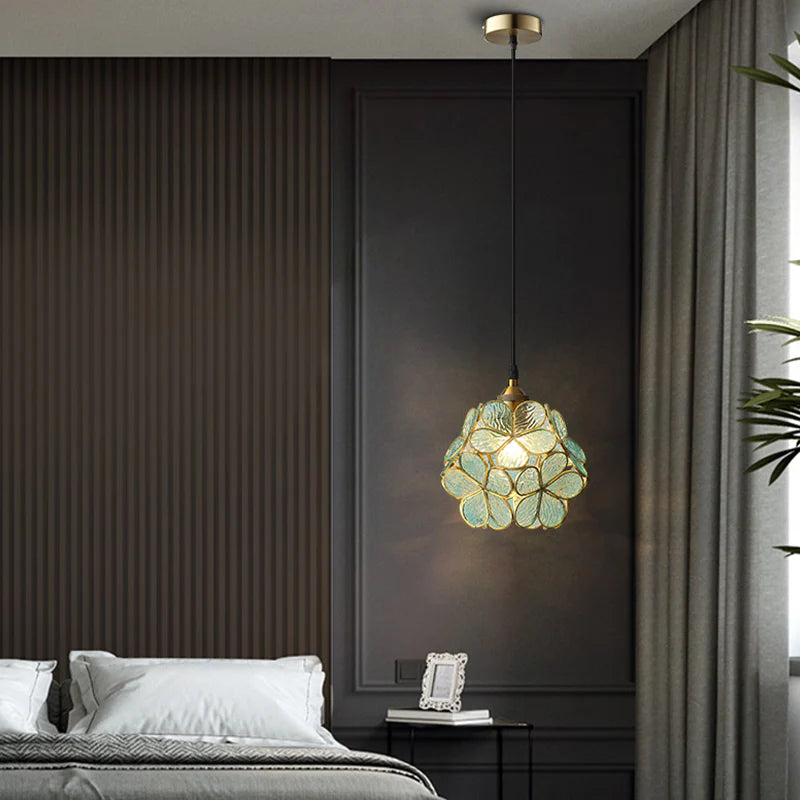 Artystyczna lampa wisząca w stylu witrażowym – kwiatowa elegancja