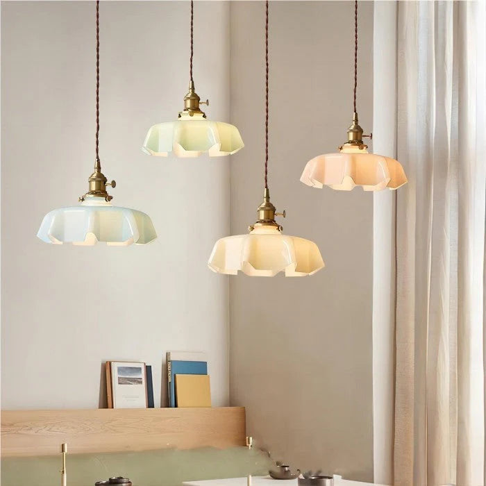 Retro lampy wiszące z kolorowymi szklanymi kloszami i mosiężnym wykończeniem