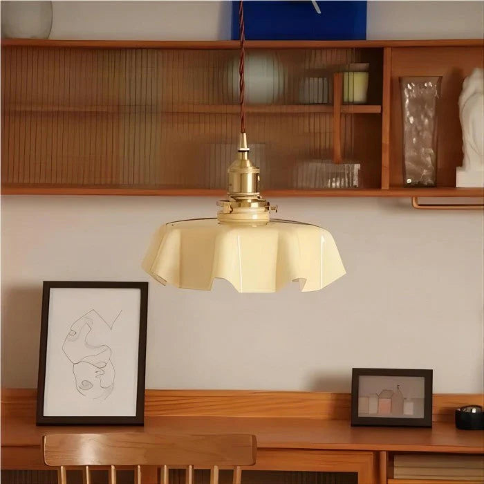 Retro lampy wiszące z kolorowymi szklanymi kloszami i mosiężnym wykończeniem