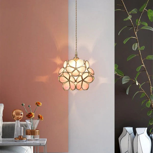 Artystyczna lampa wisząca w stylu witrażowym – kwiatowa elegancja