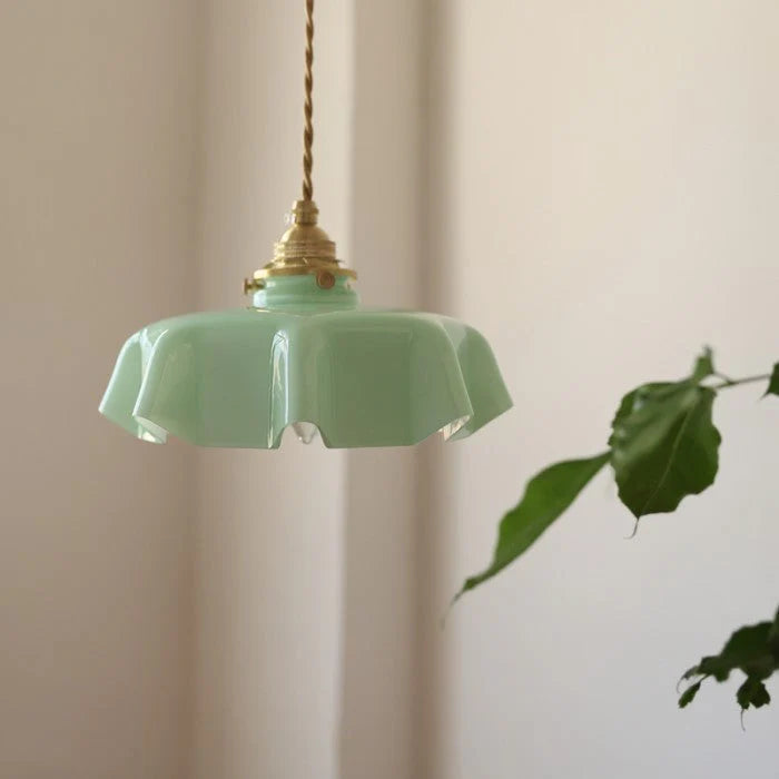 Retro lampy wiszące z kolorowymi szklanymi kloszami i mosiężnym wykończeniem