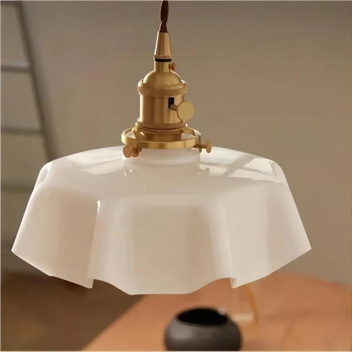 Retro lampy wiszące z kolorowymi szklanymi kloszami i mosiężnym wykończeniem