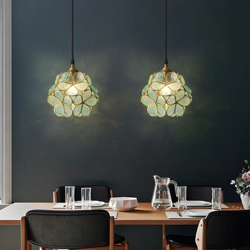 Artystyczna lampa wisząca w stylu witrażowym – kwiatowa elegancja
