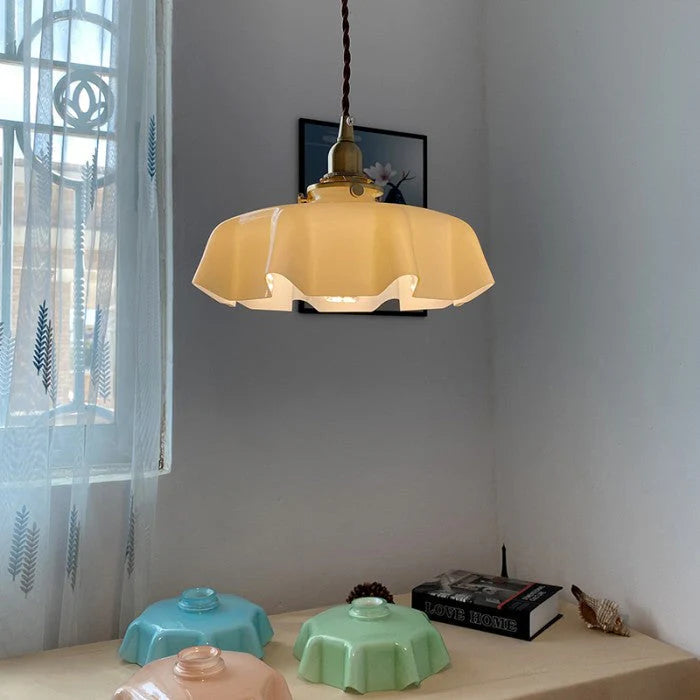 Retro lampy wiszące z kolorowymi szklanymi kloszami i mosiężnym wykończeniem