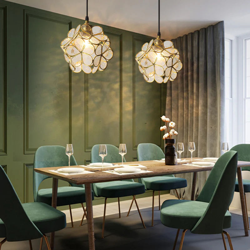 Artystyczna lampa wisząca w stylu witrażowym – kwiatowa elegancja