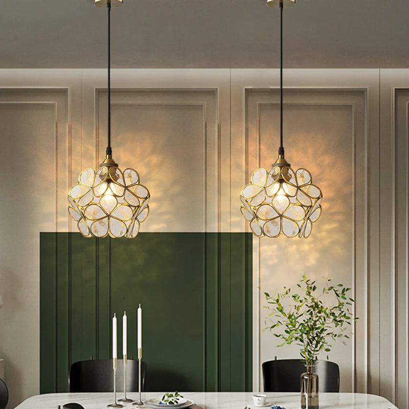 Artystyczna lampa wisząca w stylu witrażowym – kwiatowa elegancja