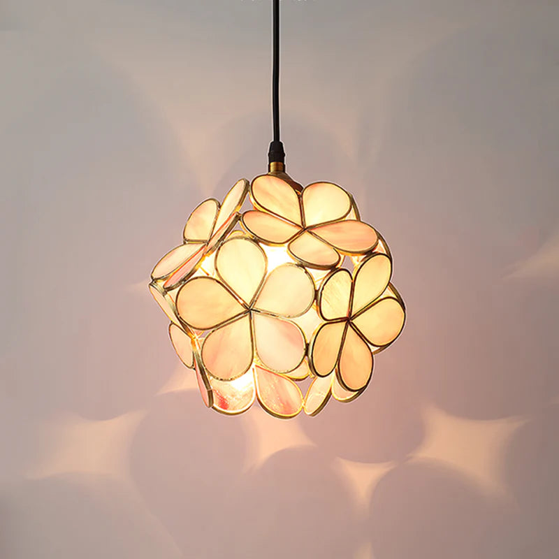 Artystyczna lampa wisząca w stylu witrażowym – kwiatowa elegancja