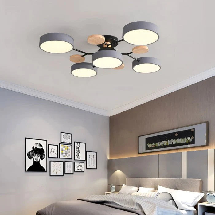 Nowoczesna lampa sufitowa LED wieloramienna – minimalistyczny design z drewnianymi akcentami