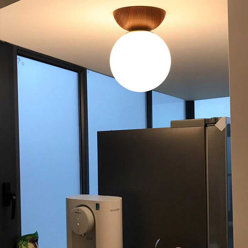 Nowoczesna lampa sufitowa w japońskim stylu z drewnianą bazą – minimalistyczna kula