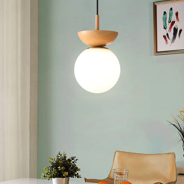Nowoczesna lampa sufitowa w japońskim stylu z drewnianą bazą – minimalistyczna kula