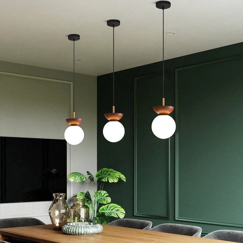 Nowoczesna lampa sufitowa w japońskim stylu z drewnianą bazą – minimalistyczna kula