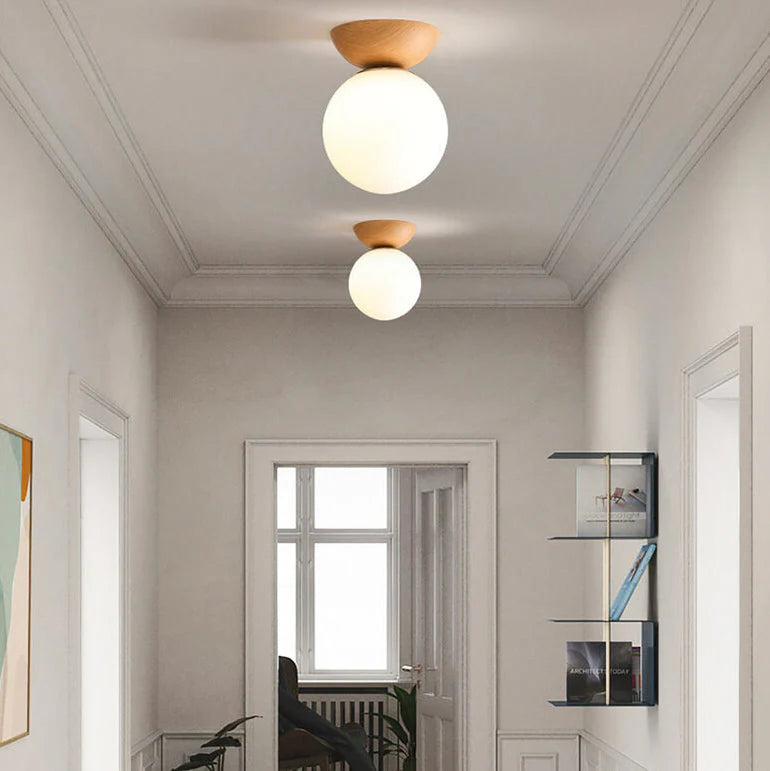Nowoczesna lampa sufitowa w japońskim stylu z drewnianą bazą – minimalistyczna kula