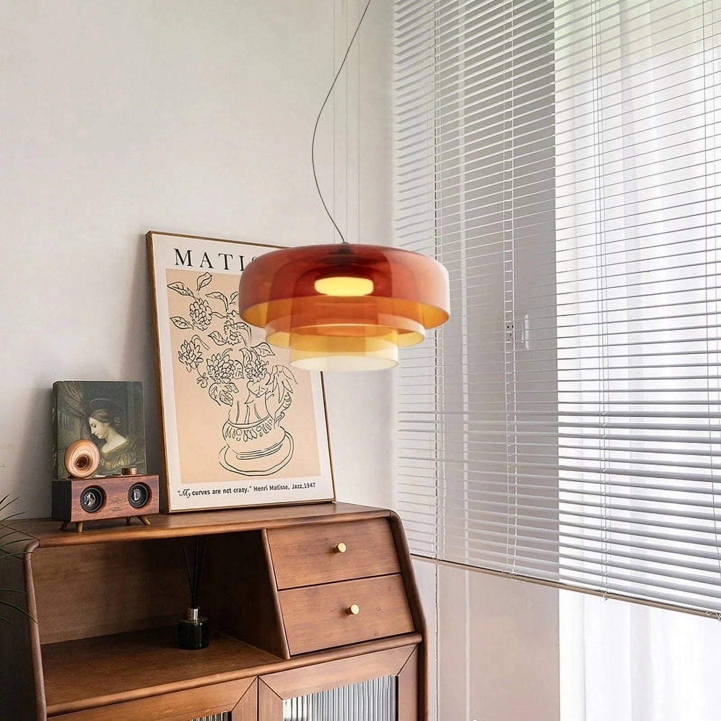 Nowoczesna szklana lampa wisząca z kloszem warstwowym – design inspirowany stylem retro
