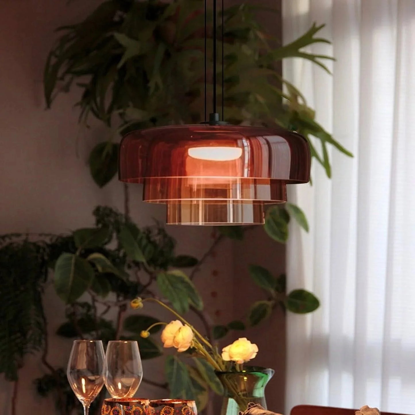 Nowoczesna szklana lampa wisząca z kloszem warstwowym – design inspirowany stylem retro