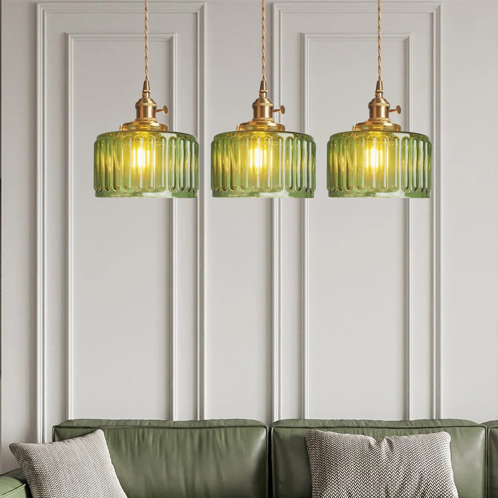 Szklana lampa wisząca w stylu vintage z ryflowanym kloszem i złotym wykończeniem