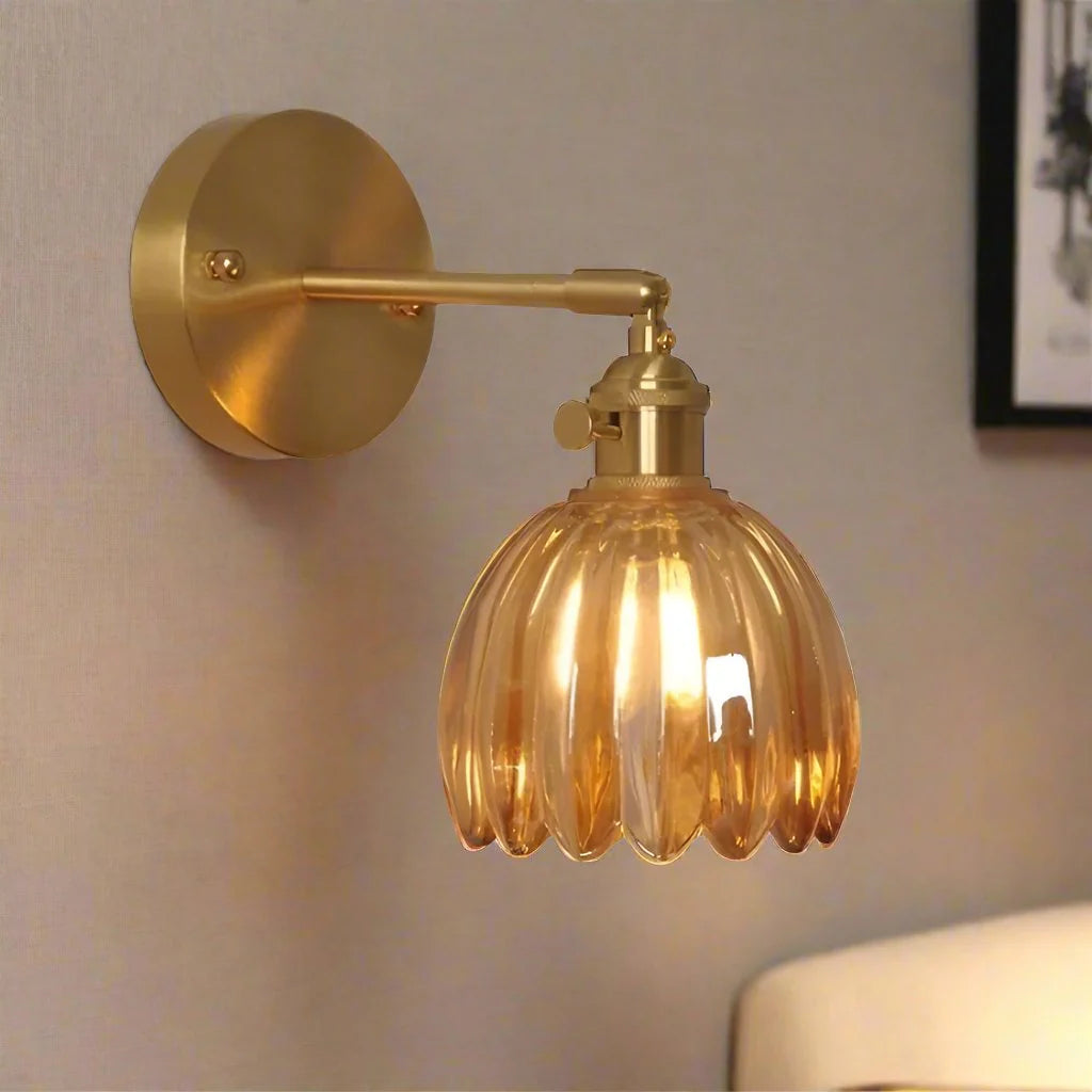 Lampa ścienna retro w kształcie kwiatu tulipana – kinkiet ze szklanym kloszem i złotym wykończeniem