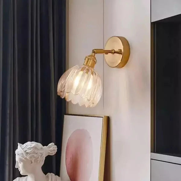 Lampa ścienna retro w kształcie kwiatu tulipana – kinkiet ze szklanym kloszem i złotym wykończeniem