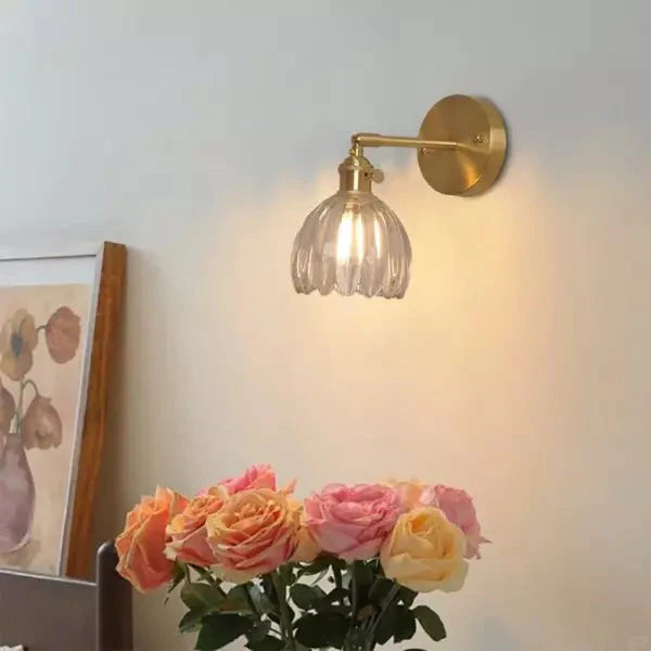 Lampa ścienna retro w kształcie kwiatu tulipana – kinkiet ze szklanym kloszem i złotym wykończeniem