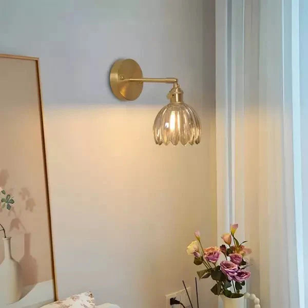 Lampa ścienna retro w kształcie kwiatu tulipana – kinkiet ze szklanym kloszem i złotym wykończeniem