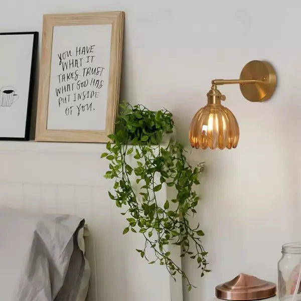 Lampa ścienna retro w kształcie kwiatu tulipana – kinkiet ze szklanym kloszem i złotym wykończeniem