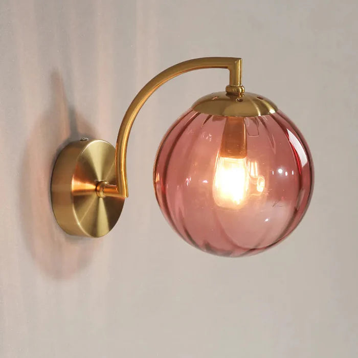 Kinkiet złoty z prążkowanym kloszem – Lampa ścienna