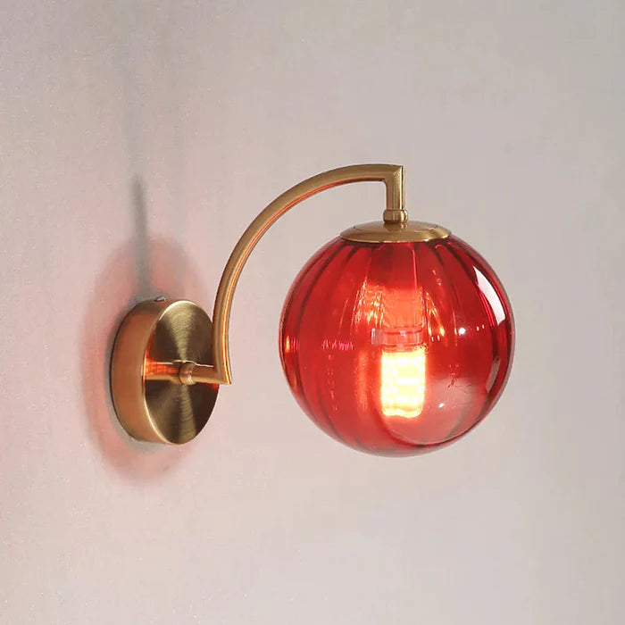 Kinkiet złoty z prążkowanym kloszem – Lampa ścienna