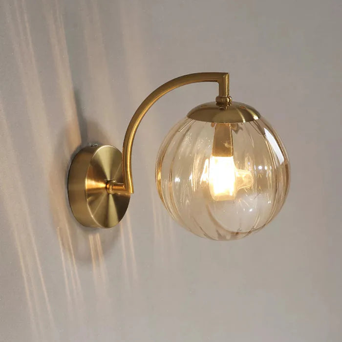 Kinkiet złoty z prążkowanym kloszem – Lampa ścienna