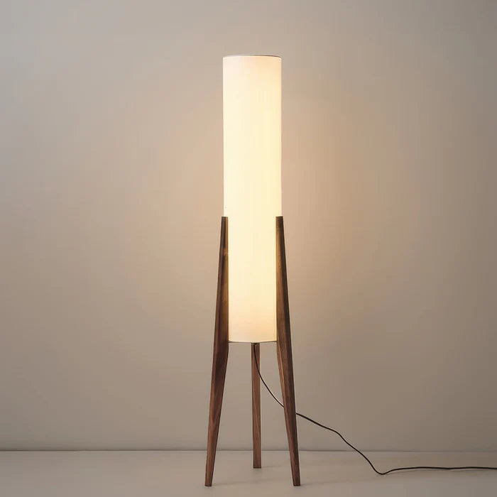 Nowoczesna lampa podłogowa z drewnianymi nogami i cylindrycznym kloszem