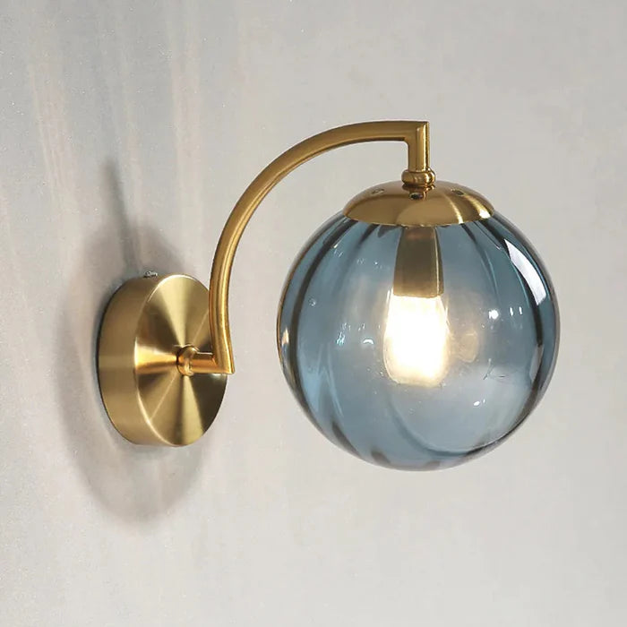 Kinkiet złoty z prążkowanym kloszem – Lampa ścienna