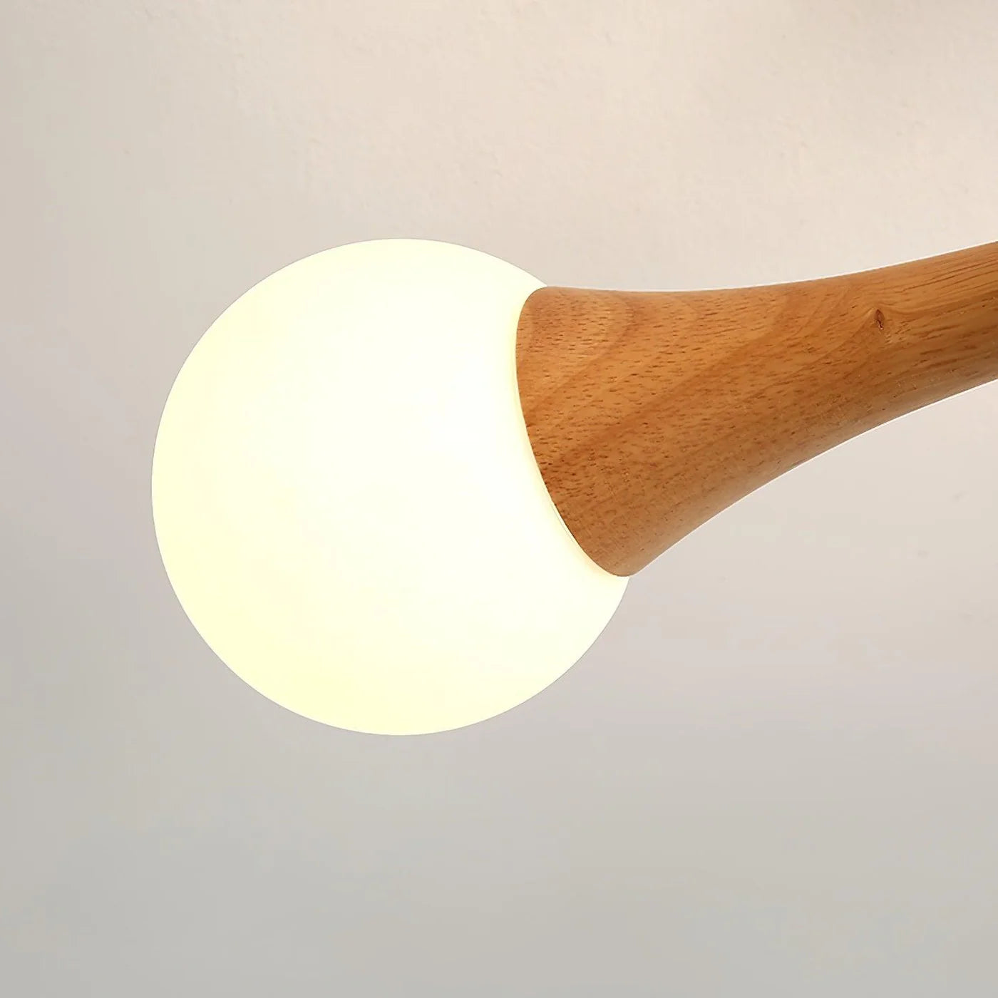 Nowoczesna lampa sufitowa żyrandol z drewnianymi ramionami i kulistymi kloszami