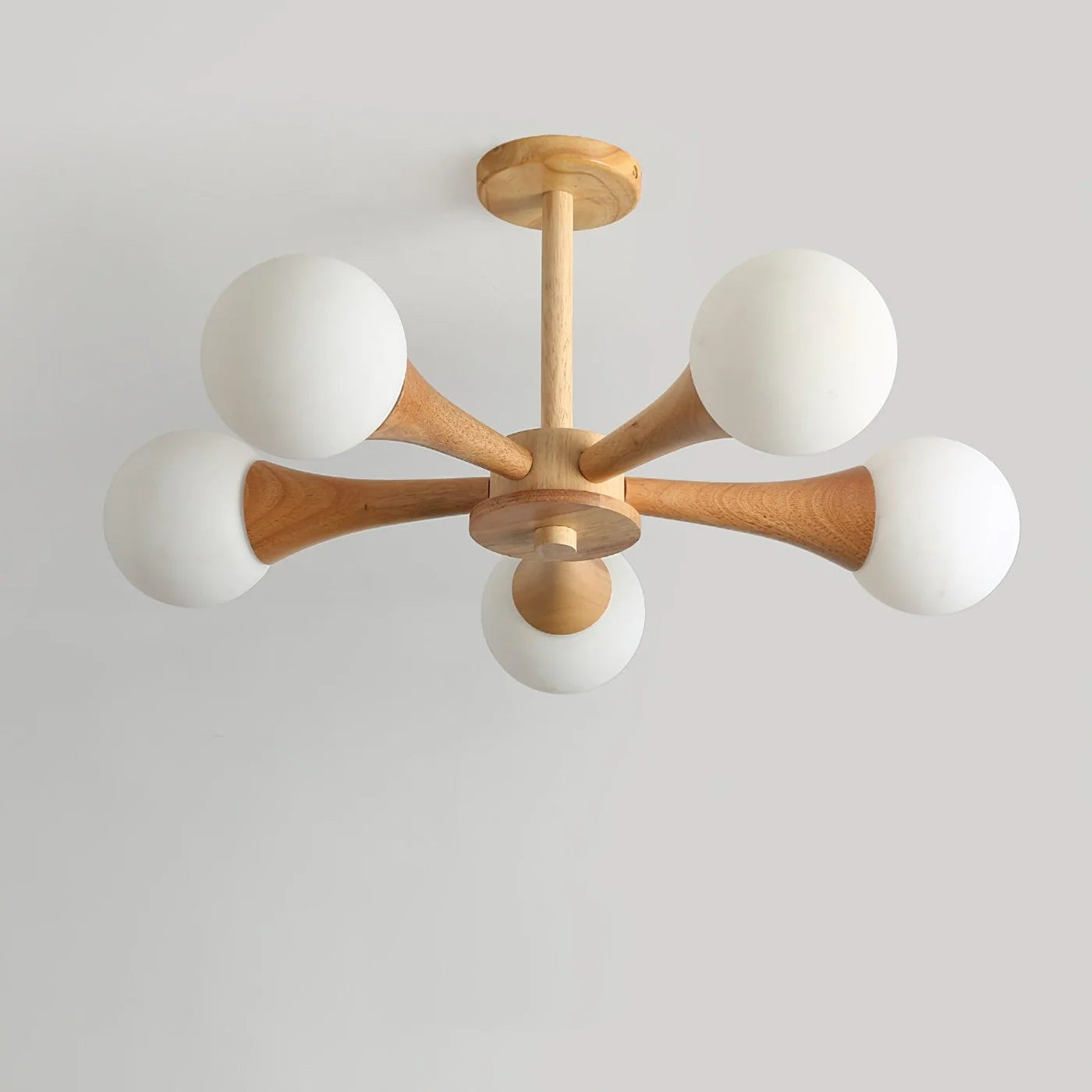 Nowoczesna lampa sufitowa żyrandol z drewnianymi ramionami i kulistymi kloszami