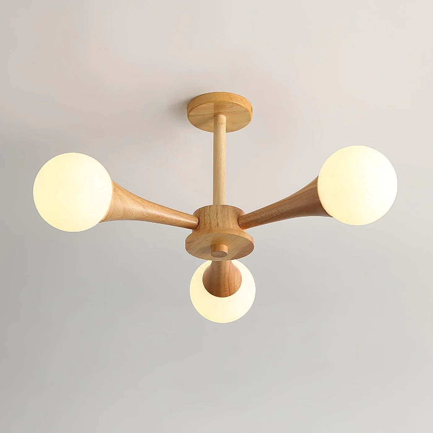 Nowoczesna lampa sufitowa żyrandol z drewnianymi ramionami i kulistymi kloszami