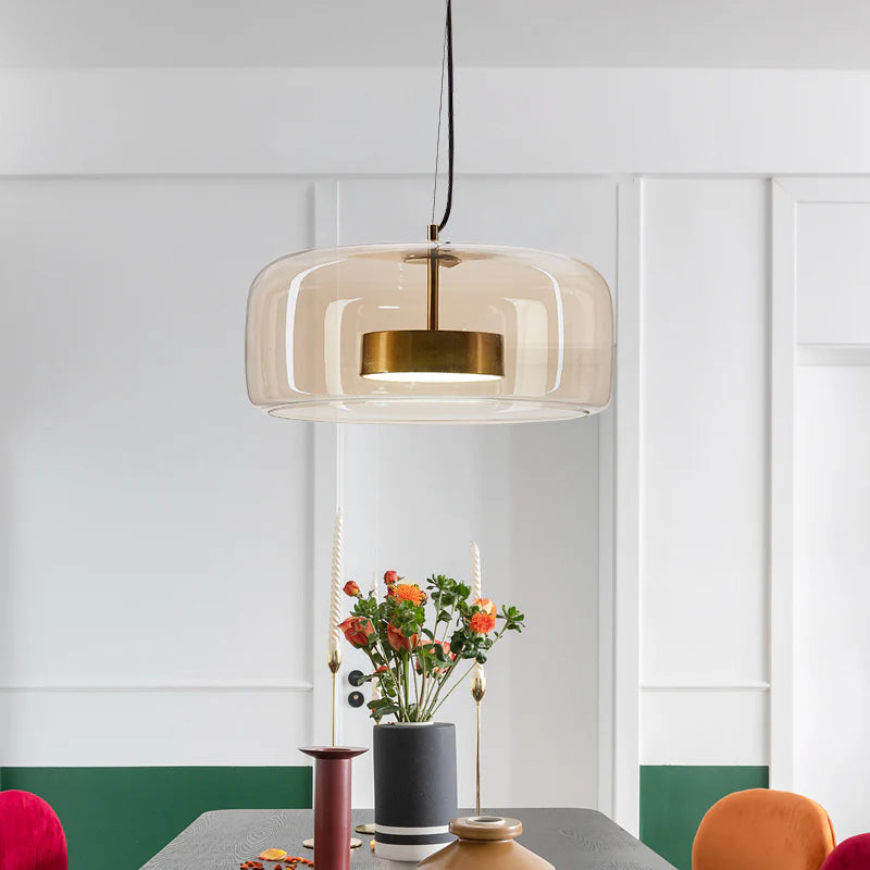 Szklana lampa wisząca LED w stylu nowoczesnym – minimalistyczny klosz i złote wykończenie