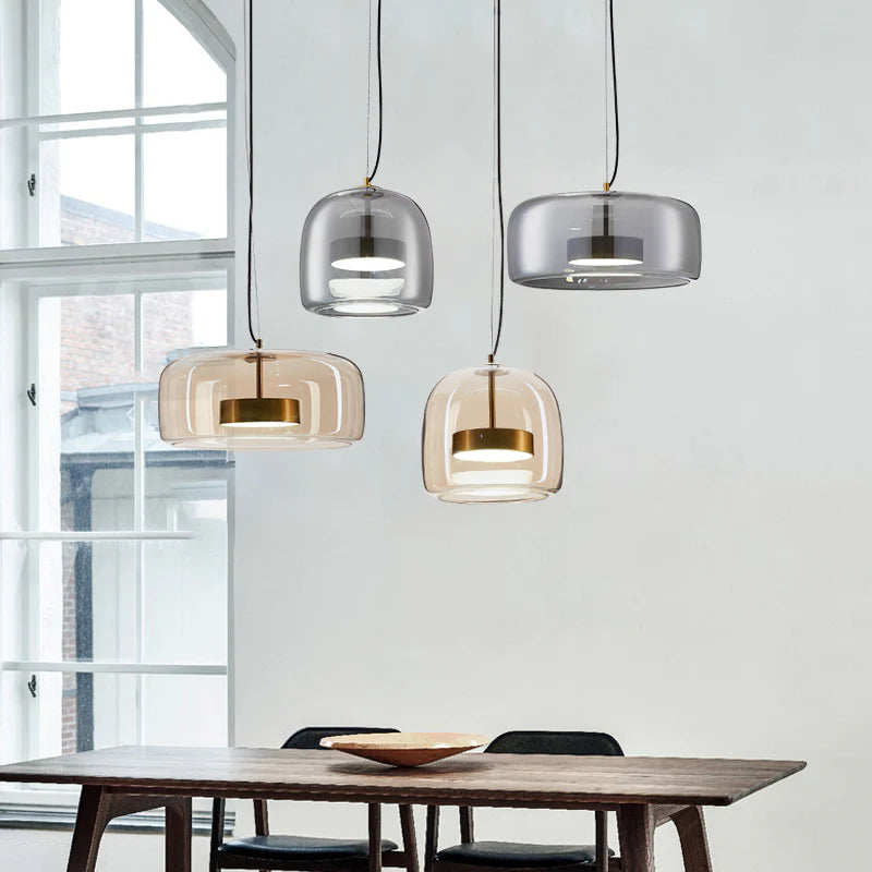 Szklana lampa wisząca LED w stylu nowoczesnym – minimalistyczny klosz i złote wykończenie