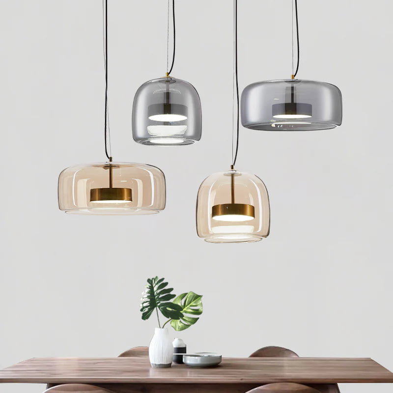 Szklana lampa wisząca LED w stylu nowoczesnym – minimalistyczny klosz i złote wykończenie
