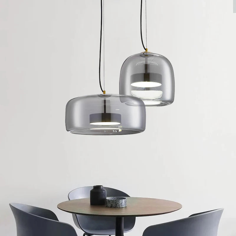 Szklana lampa wisząca LED w stylu nowoczesnym – minimalistyczny klosz i złote wykończenie