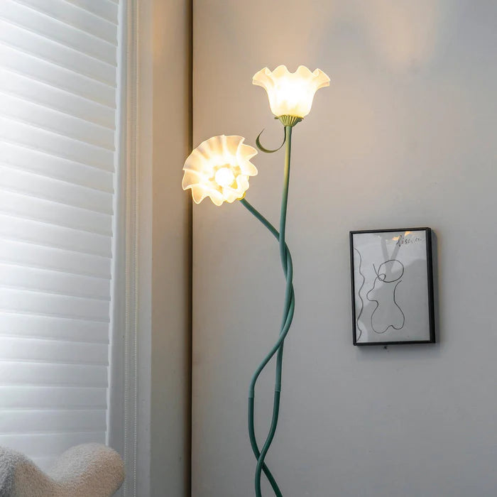 Lampa stojąca w stylu retro – podłogowa lampa kwiatowa z kloszami w kształcie lilii
