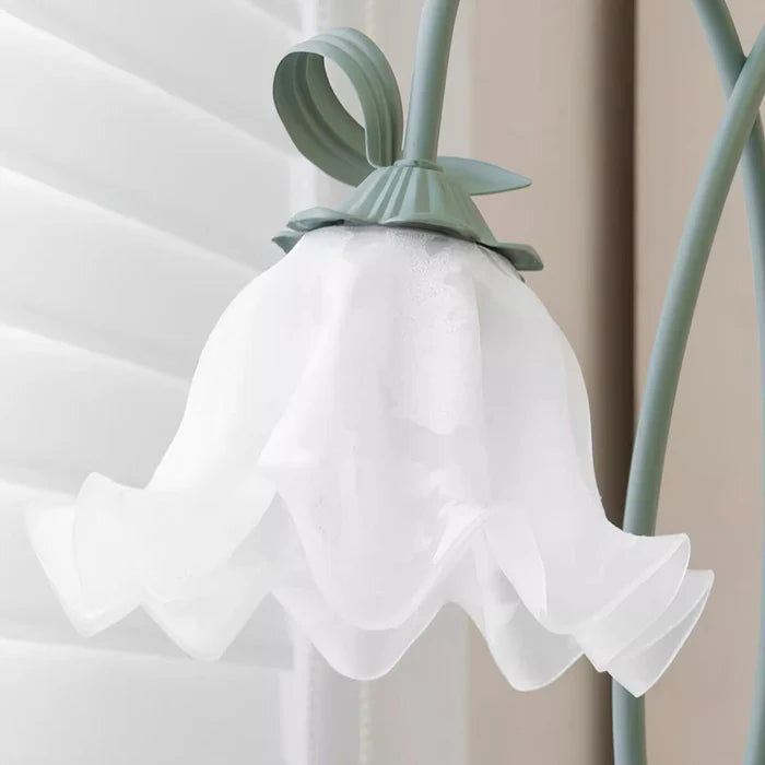 Lampa stojąca w stylu retro – podłogowa lampa kwiatowa z kloszami w kształcie lilii