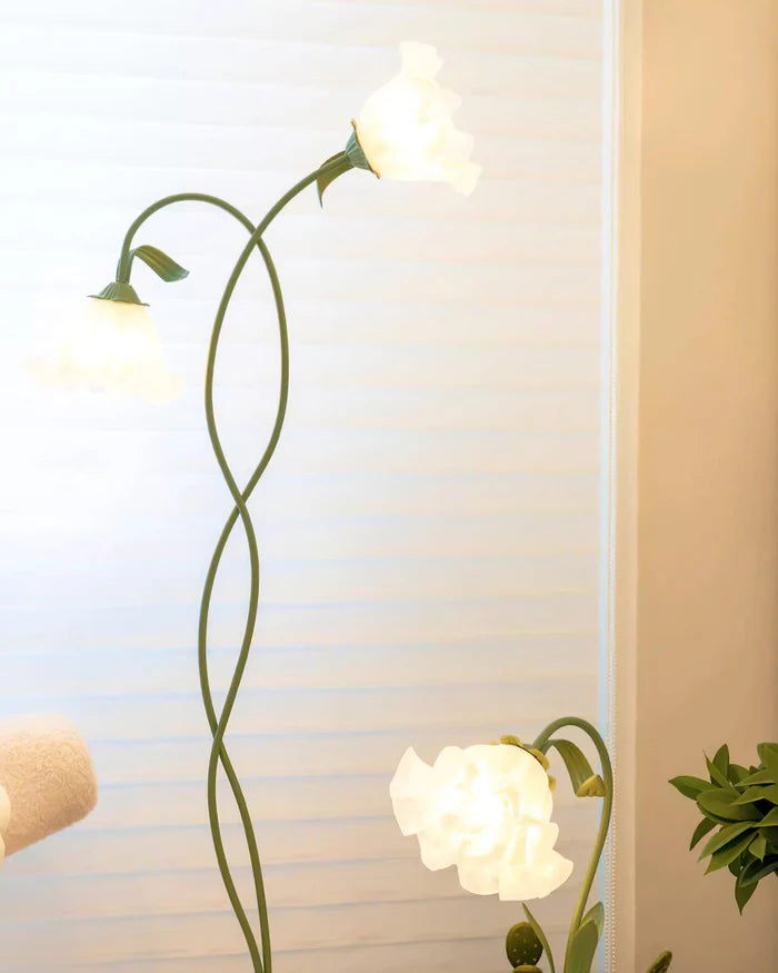 Lampa stojąca w stylu retro – podłogowa lampa kwiatowa z kloszami w kształcie lilii