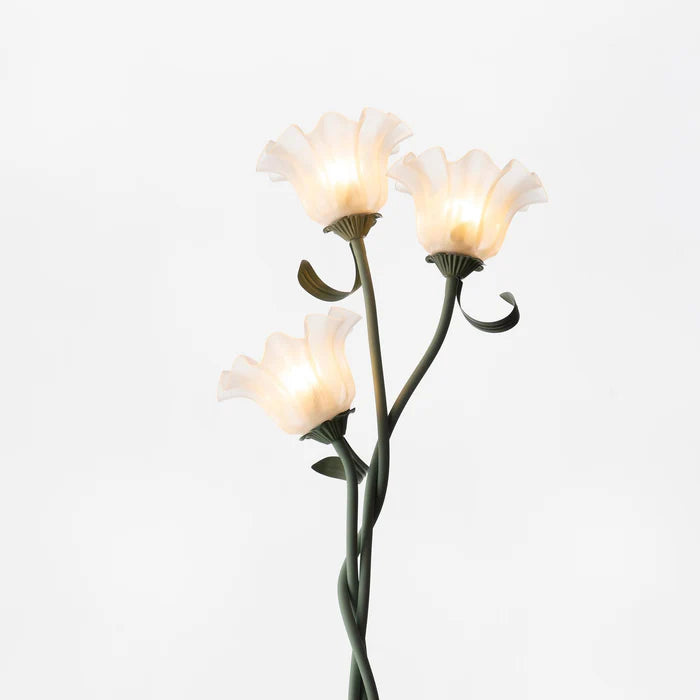 Lampa stojąca w stylu retro – podłogowa lampa kwiatowa z kloszami w kształcie lilii