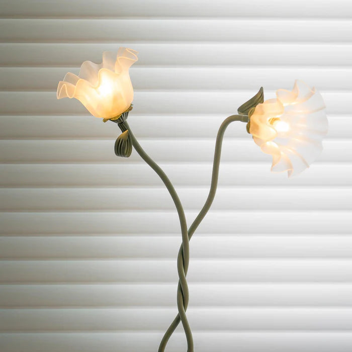 Lampa stojąca w stylu retro – podłogowa lampa kwiatowa z kloszami w kształcie lilii