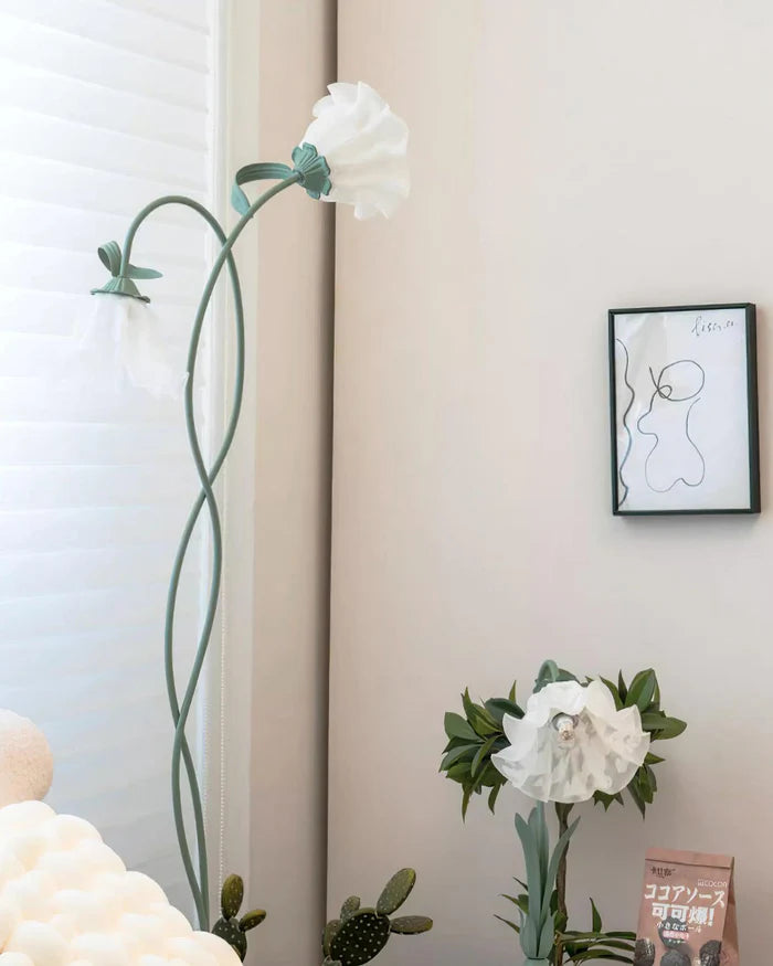 Lampa stojąca w stylu retro – podłogowa lampa kwiatowa z kloszami w kształcie lilii
