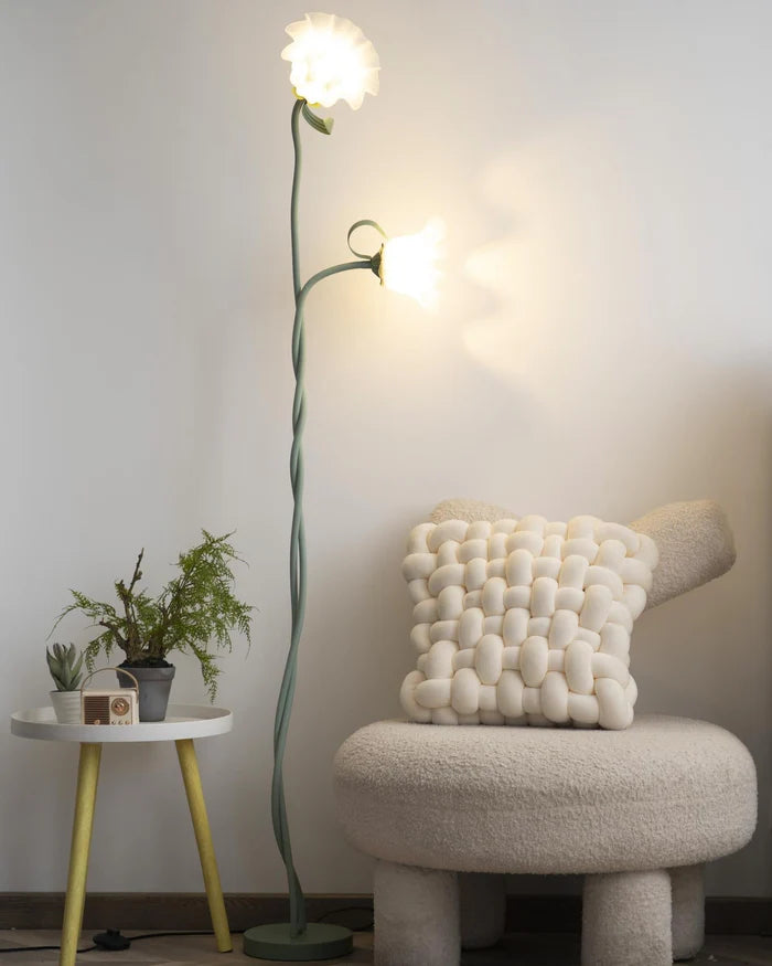 Lampa stojąca w stylu retro – podłogowa lampa kwiatowa z kloszami w kształcie lilii