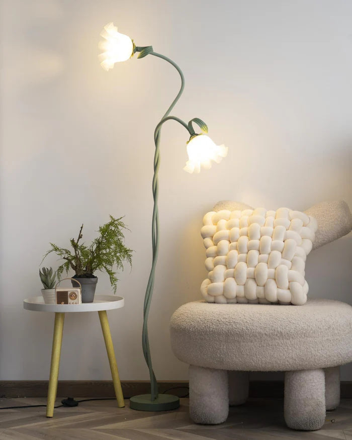 Lampa stojąca w stylu retro – podłogowa lampa kwiatowa z kloszami w kształcie lilii
